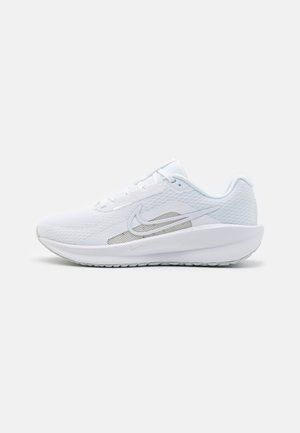 Baskets blanches avec une tige en mesh, bout rond et semelle texturée. Présentent un swoosh Nike argenté et un design minimaliste.