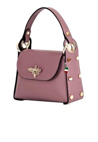 Sac à main en cuir mauve au design structuré. Présente un emblème en or en forme d'abeille, un matériel circulaire et des accents de clous dorés sur le côté.