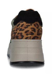 Sneaker con retro a stampa leopardata, tomaia verde oliva, dettagli in suede nero e una spessa suola in gomma bianca e nera.
