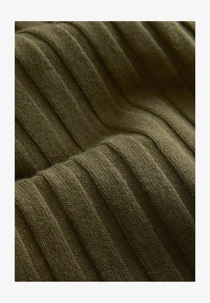 Tissu tricoté vert olive avec des textures côtelées en relief et à plat alternées, présentant une apparence douce et chaude. Aucune ornementation visible.