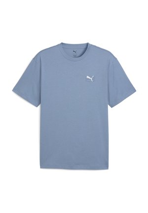 Lyseblå bomulds-t-shirt med korte ærmer, rund halsudskæring og et lille hvidt Puma-logo på venstre brystområde. Glat tekstur.