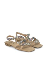 Beige platte sandalen met een spiraalontwerp van meerkleurige rhinestones, een zachte suede textuur en een kleine, rechthoekige hak.
