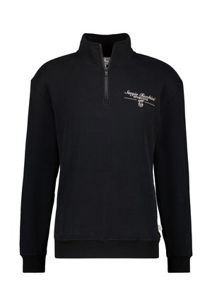 Zwarte pullover sweatshirt met een halve ritssluiting bij de kraag, ribbelboorden en -zoom, en witte logotekst op de borst. Zacht materiaal met een gladde textuur.