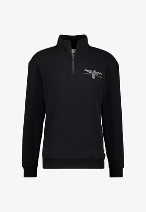 Zwarte pullover sweatshirt met een halve ritssluiting bij de kraag, ribbelboorden en -zoom, en witte logotekst op de borst. Zacht materiaal met een gladde textuur.