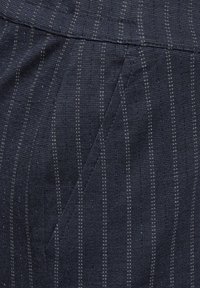 Marineblauem, strukturiertem Stoff mit vertikalen, hellgrauen Streifen und subtiler Glanz. Verfügt über eine Seitentasche mit sauberem Nähdetail.