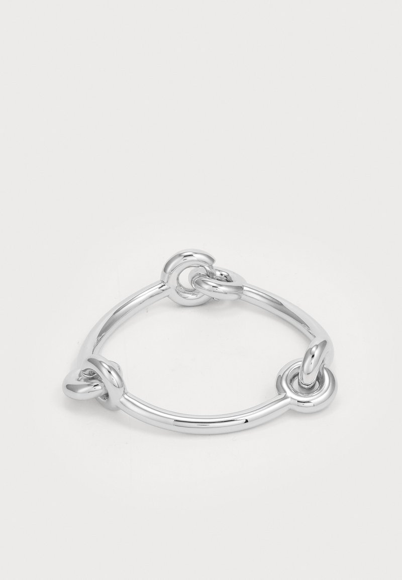 Sidabrinė apyrankė su susipynusiais žiedais ir lygiomis, poliruotomis paviršių. Išlenktas dizainas su nuoseklia storio struktūra.