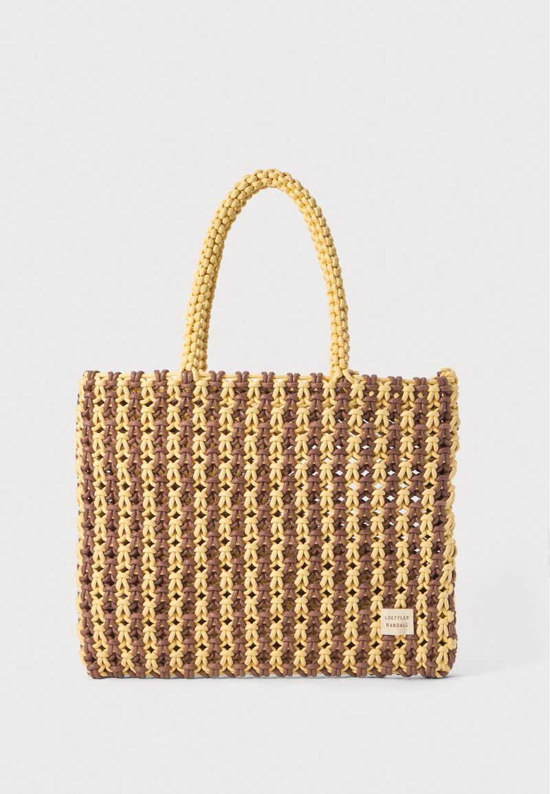 Ruda ir geltona audinio rankinė, turinti stačiakampį formą, dvi rankenas ir tekstūruotą paviršių su matomais siūlėmis bei prekių ženklu.