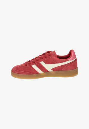 Roter Veloursleder-Sneaker mit weißen Seitenstreifen, Gummisohle und roten Schnürsenkeln, von der Außenseite gezeigt.