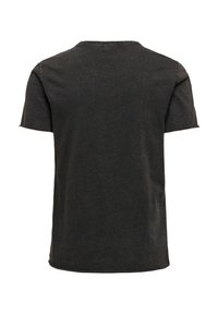 Μαύρο βαμβακερό μπλουζάκι με κλασικό στρογγυλό λαιμόκοψη, κοντά μανίκια και ελαφρώς φθαρμένη υφή, με άνετη εφαρμογή και καμπυλωτό στρίφωμα.