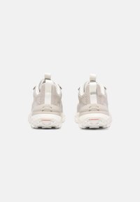 Zapatillas deportivas ligeras en malla beige claro y material sintético. Presentan un talón texturizado, una suela duradera y tiradores para ponerlas y quitarlas fácilmente.