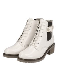 Bottines en cuir verni blanc avec un bout rond, un laçage à l'avant, des côtés en mesh noir contrastant et un détail de boucle en argent décoratif.