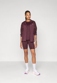 ASICS ROAD PACKABLE JACKET - Windbreaker - dark currant
