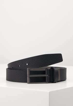 Schwarzer Leder-Gürtel mit texturiertem Finish; verfügt über eine matte schwarze Metallschnalle und mehrere Einstelllöcher zur Größenanpassung.