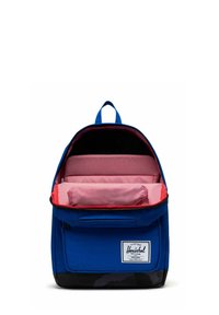 Sac à dos bleu avec un intérieur rayé rouge et blanc. Comprend une base noire, une poche avant et une poignée supérieure pour le transport.