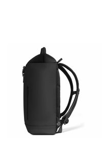 Mochila negra con un diseño aerodinámico, tejido suave, correas acolchadas, bolsillo frontal con cremallera y un asa superior para llevar.