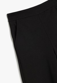Sorte bukser med en glat tekstur, flad talje og sidelommer; skræddersyet design med lige ben og uden synlige mønstre.