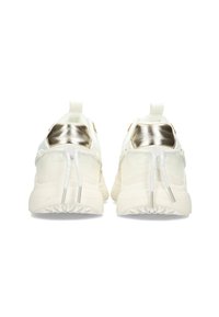 Chaussures de sport blanches avec une tige en tissu lisse, des accents métalliques au niveau du talon et des semelles texturées. Elles disposent de languettes de tirage et de lacets ronds.