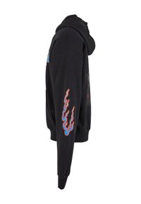 Sweat à capuche noir avec un motif de flammes bleu et rouge sur la manche, vu de profil, avec capuche et poignets et ourlet côtelés.