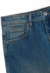Jeans de mezclilla azul con un acabado desgastado, que cuentan con un bolsillo frontal, cierre de botón metálico y detalles de costura en contraste a lo largo de las costuras.