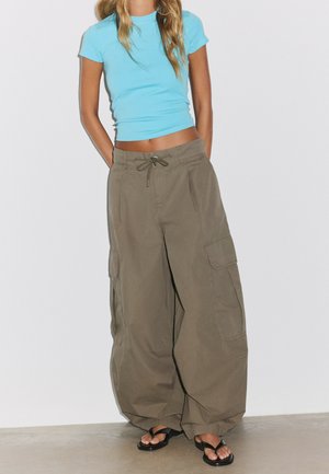 Stradivarius, POPLIN CARGO TROUSERS - Pantalon cargo - khaki