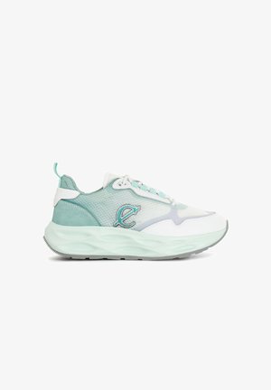 Lyseblå og hvide sneakers med mesh- og ruskindsmaterialer, rund tå, tyk sål og logoaccent på siden.