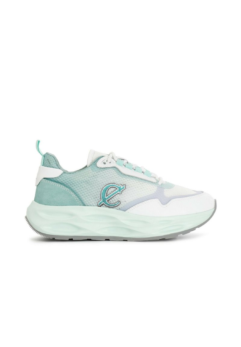 Sneaker azzurro chiaro e bianco con materiali in rete e camoscio, punta arrotondata, suola spessa e accentatura del logo sul lato.