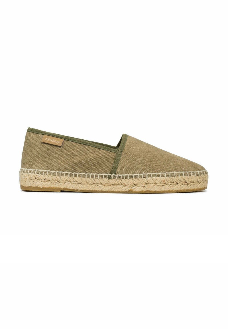 Olijfgroene instapper espadrille met een canvas bovenkant, gevlochten jute zool en een klein tan merklabel aan de zijkant tegen een witte achtergrond.
