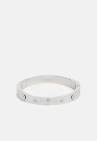 Bracciale in metallo argento con finitura lucida, caratterizzato da sei pietre decorative distribuite uniformemente e da un design elegante e angolare.