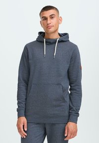 Felpa con cappuccio grigio scuro realizzata in tessuto morbido, con tasca a marsupio frontale, cappuccio con cordini e polsini a costine. Design minimalista con accento logo.