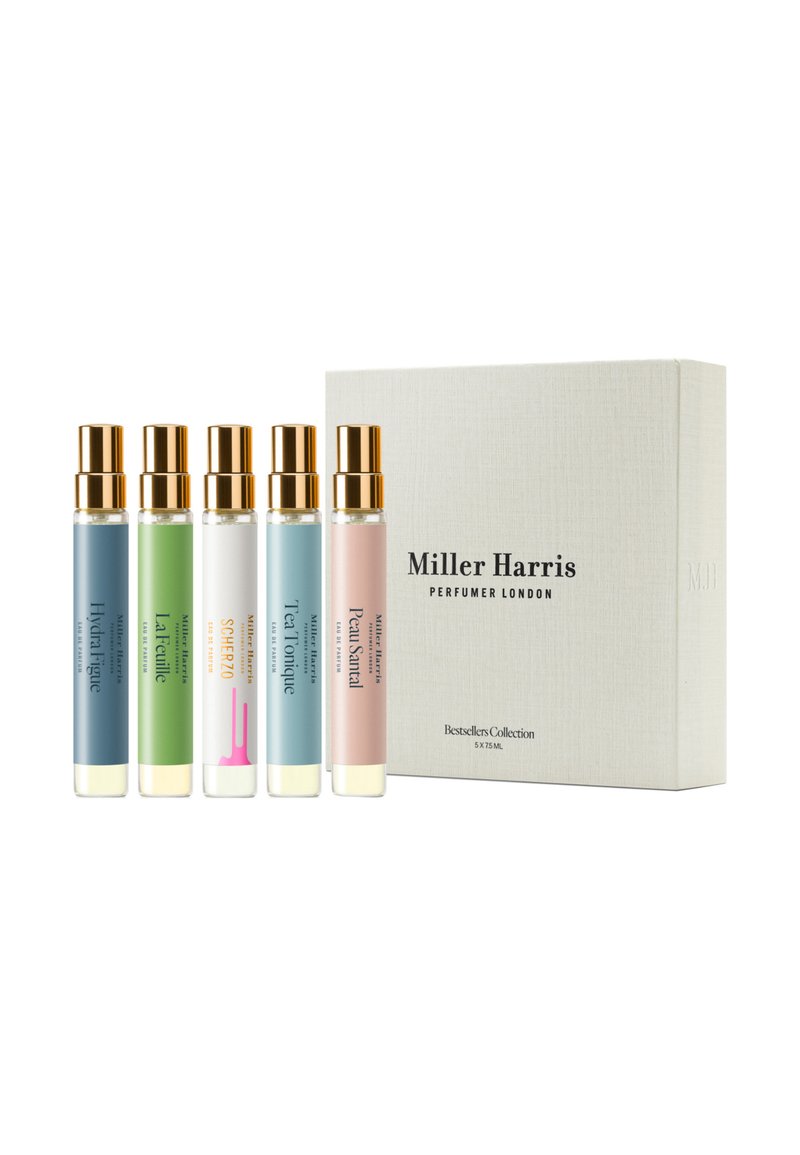 Set aus fünf Parfümspray-Vials mit goldenen Kappen in Pastellfarben, präsentiert in einer strukturierten Creme-Box mit der Aufschrift "Miller Harris". Jedes Vial enthält 7,5 ml.