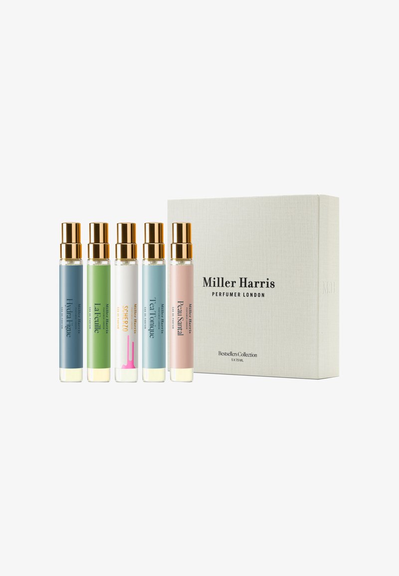 Set aus fünf Parfümspray-Vials mit goldenen Kappen in Pastellfarben, präsentiert in einer strukturierten Creme-Box mit der Aufschrift "Miller Harris". Jedes Vial enthält 7,5 ml.