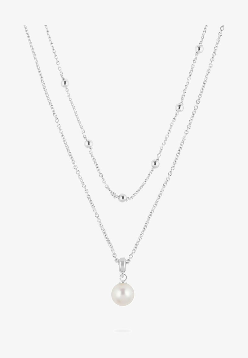 Collana a più strati in argento con un pendente in perla bianca rotonda e liscia, intervallata da piccole perline metalliche rotonde lungo le catene.