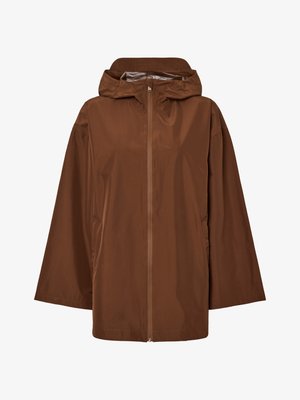 Veste marron légère, résistante à l'eau, avec capuche, manches longues et fermeture éclair ; présente une texture de tissu lisse et brillante.