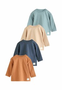 Quattro camicie a maniche lunghe impilate, caratterizzate da una palette di colori blu, beige, navy e marrone. Materiale in cotone con scolli rotondi e etichette laterali.