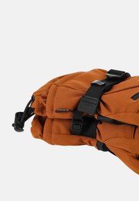 Brązowe rękawice wyściełane, wykonane z teksturowanej tkaniny, wyposażone w czarne regulowane paski i klamry dla pewnego dopasowania i funkcjonalności.