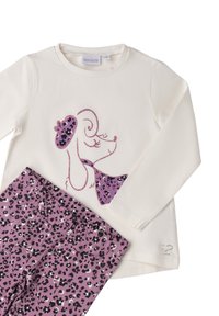 Crème langef¾ mouw shirt met glitter, roze poedel die een leeuwin-print hoed en sjaal draagt, gecombineerd met paarse leeuwin-print leggings.
