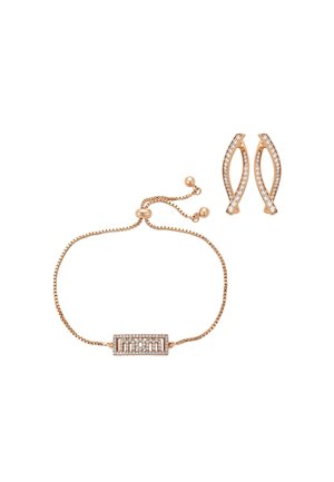 Bracciale regolabile color oro con ciondolo rettangolare decorato con cristalli e orecchini a cerchio intrecciati abbinati, anch'essi decorati con cristalli e color oro.