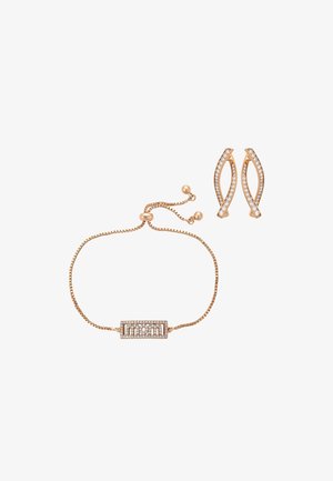 Regulowana bransoletka w złotym kolorze z prostokątnym zawieszką wysadzaną kryształami oraz pasujące złote kolczyki-koła z kryształowym zdobieniem.