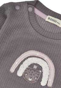 Grauer Strickpullover mit gerippter Textur, der ein mehrfarbiges gesticktes Regenbogen- und Igel-Design sowie zwei Druckknöpfe an der Schulter aufweist.