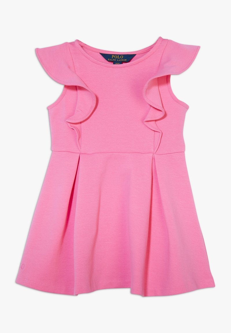 Rosa bomullsmodell med volangdetaljer på axlarna, ärmlös design och en utsvängd kjol; har en mjuk textur och midjesöm.