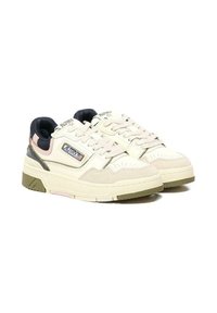 Sneakers in suede e pelle color crema con accenti blu scuro, punta perforata e suola di gomma con dettagli in verde oliva e rosa.