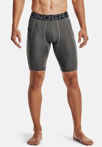 Männer-Fitnessshorts in Dunkelgrau, aus strukturiertem Stoff, mit schwarzem Bund und Logo sowie Seitentaschen.
