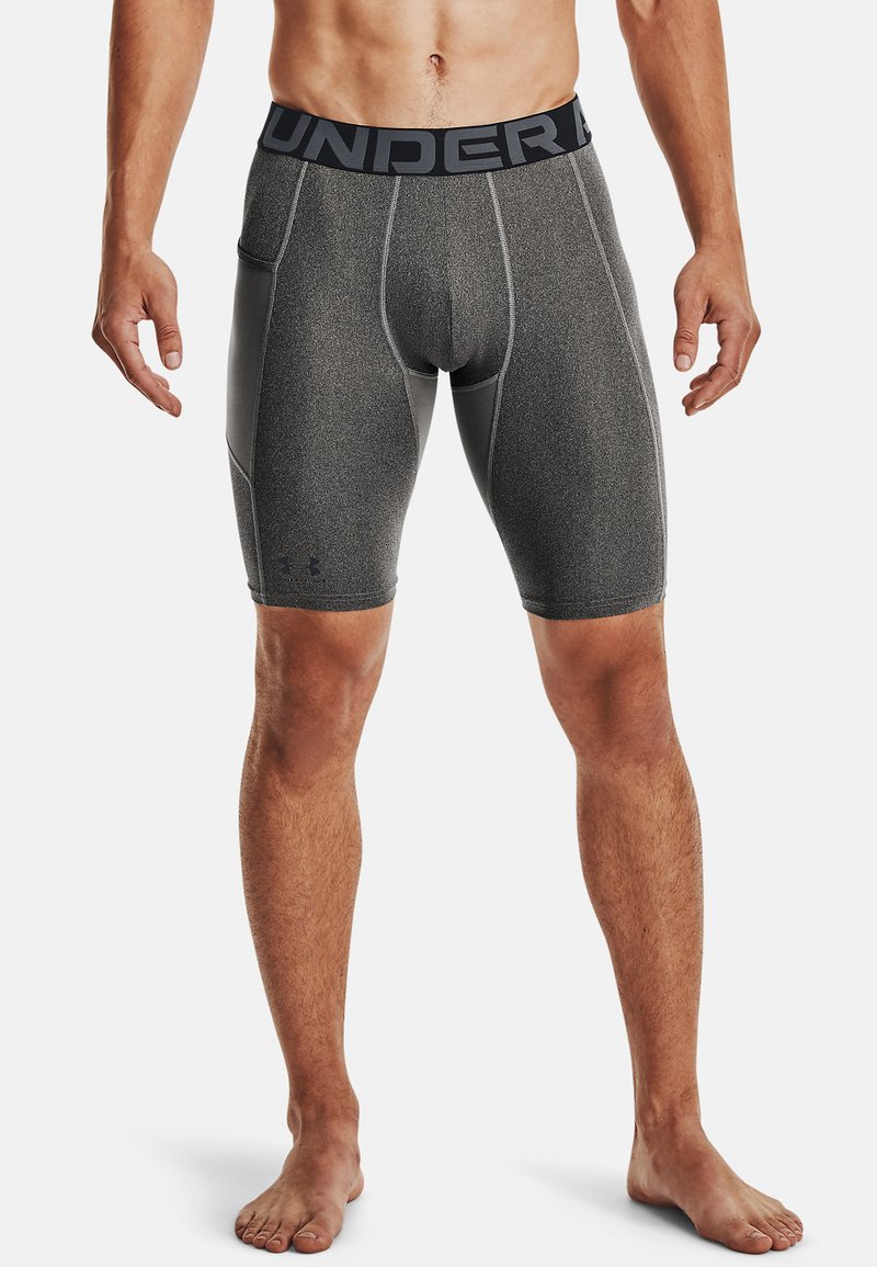 Männer-Fitnessshorts in Dunkelgrau, aus strukturiertem Stoff, mit schwarzem Bund und Logo sowie Seitentaschen.