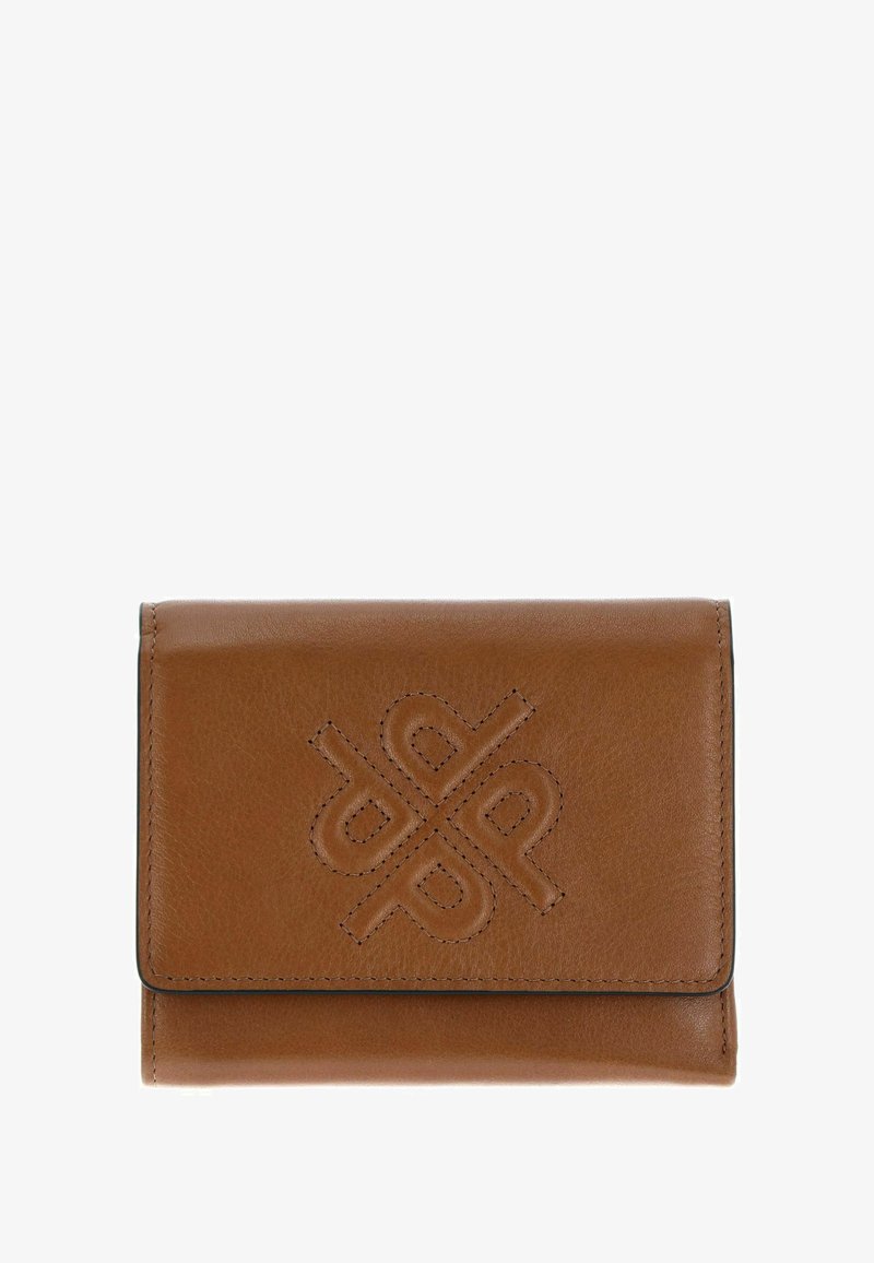 Portefeuille en cuir marron avec une finition texturée et des bords cousus. Présente un motif décoratif embossé à l'avant. Forme compacte et rectangulaire.