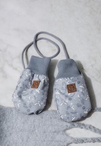 Muffole in tessuto grigio con polsino in maglia morbida, caratterizzate da un motivo di uccelli bianchi e foglie. Include un cordino grigio per indossarle in sicurezza.