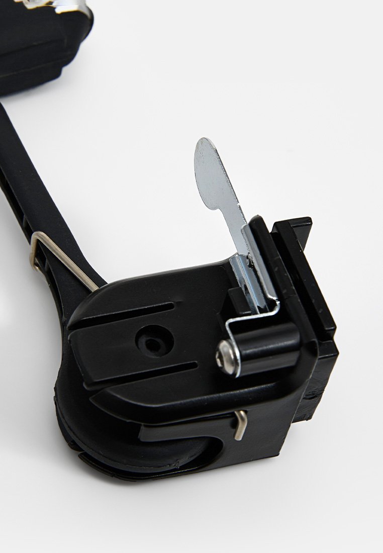 Clip in plastica nera con base circolare, leve in metallo e un accento argentato. Presenta un design arrotondato con una superficie liscia e una finitura resistente.