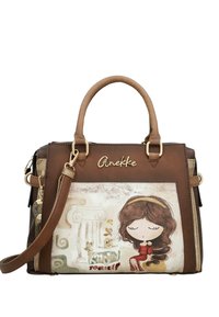 Bolso marrón con asas dobles y una correa desmontable, con una ilustración de una niña con vestido rojo y un diseño de columna clásica en el frente.