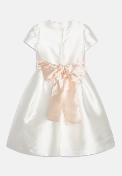 Vestido de seda branco com mangas curtas, fecho atrás e um grande laço de seda rosa na cintura. Textura suave e design de saia rodada.