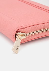 Guess LAUREL LARGE ZIP AROUND - Carteira - coral