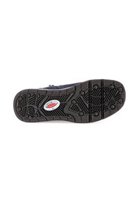 Suola in gomma nera con modelli di grip testurizzati, caratterizzata da un logo ovale in bianco e rosso. Il design della scarpa è sportivo con punta rinforzata.